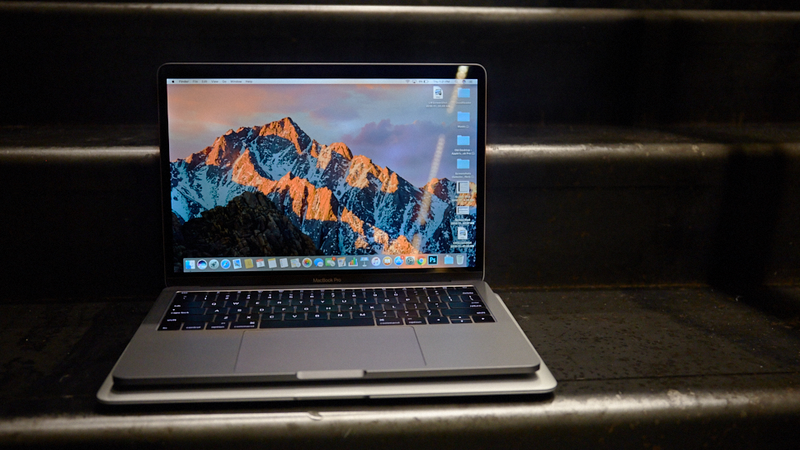 Le MacBook Pro sans Touch Bar n'est peut-être pas aussi léger que le nouvel Air, mais il est beaucoup plus petit que l'ancien Air.